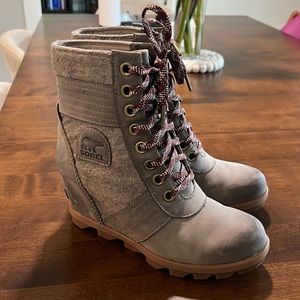 Women’s Joan of Arc Wedge Sorel Boots size 8